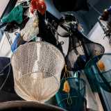 ...� composto da una rete metallica al cui interno vengono inserite le esche: i pesci vengono attirati dal verme ma una volta dentro non riescono pi� a uscire perch� vi rimangono intrappolati� 